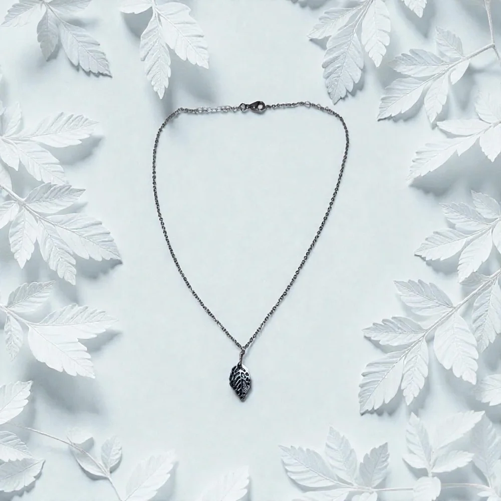 Elegant Silver Leaf Pendant Necklace‎